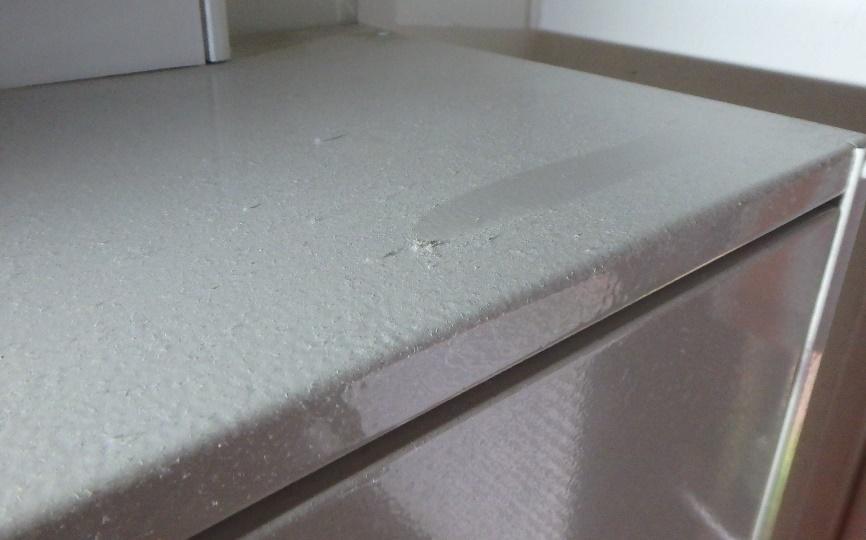 - Kaapien ja lamppujen päällä on jonkin verran yläpölyjä. Kuva 34.
