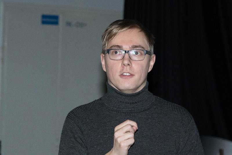 12 Lauri Niemi kertoi antimateriasta. Kuva Hannu Hongisto. Aluksi Lauri Niemi kertoi mistä maailmankaikkeus koostuu.