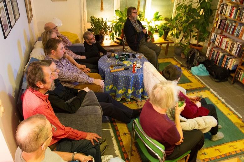 2 Komeetan pikkujoulut 2018 Kokoonnuttiin alakerran oleskelutilaan. Saatiin kokoon pieni orkesteri.