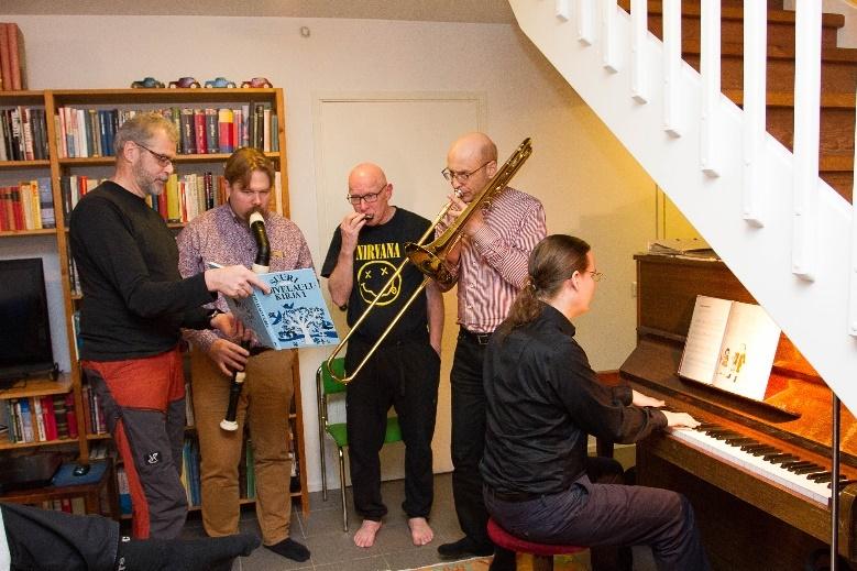 Musiikkiesityksistä tulikin illan päätapahtuma. Aarno hoiti järjestelyt jälleen hienosti, josta tietysti haluamme kiittää häntä.