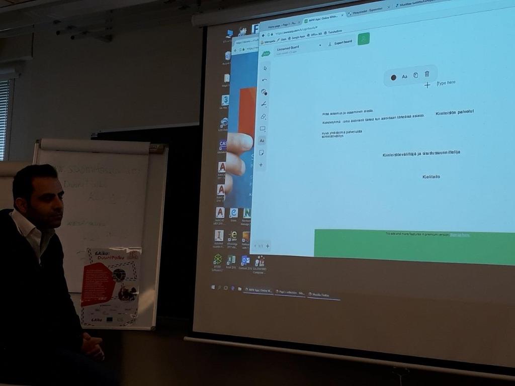 4. syyskuuta 2018 / 5 kuva 2: idean esittely Demo DuuniPolku-opiskelija ja II opiskelijaryhmän lähimentori Aden Hussein esittää oman yrityksensä pitsauksen.
