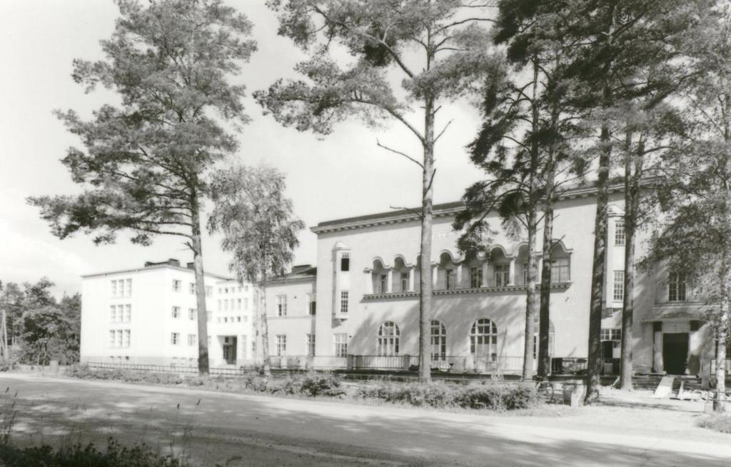Yhteislyseon rakennus valmistui alkujaan Imatran turistihotelliksi ja se muutettiin koulutoimen käyttöön vuonna 1923.