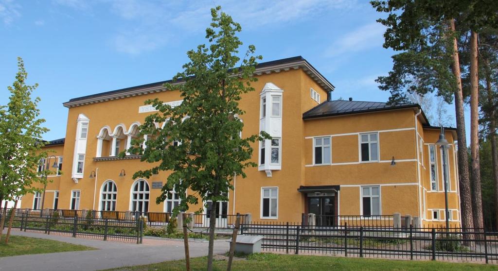 kansallisromanttisia ja kertausklassistisia piirteitä. Rakennuksen on suunnitellut arkkitehti Bertel Mohell. Sisällissodan aikaan rakennuksessa oleskeli valkoisten esikunta. Kuva 3.