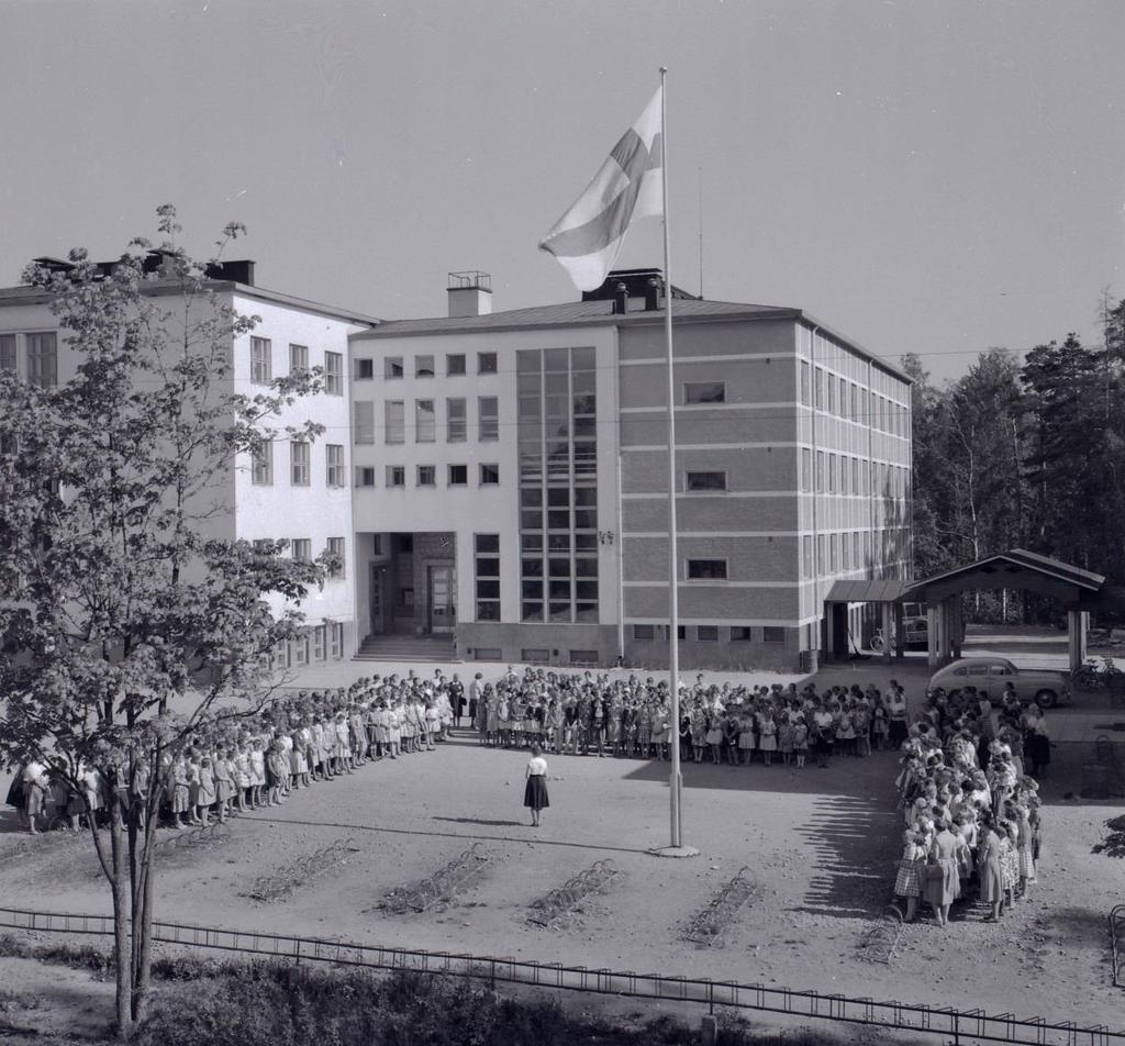 on ollut torni. Pääjulkisivun jäsentelyä on luonnehdittu jopa venetsialaisbysanttilais-maurilaisvaikutteiseksi.