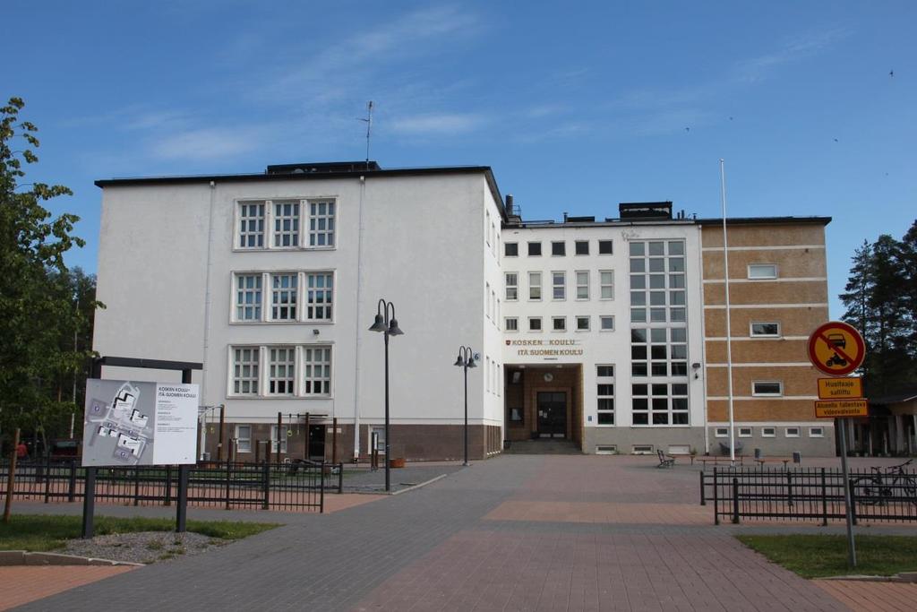 Kuva 6. Kosken koulu heinäkuussa 2018 (JV). Koulurakennusta on laajennettu vuosina 1956, 2008 ja 2015. Vuoden 1956 lisärakennus on Toivo Salervon suunnittelema.