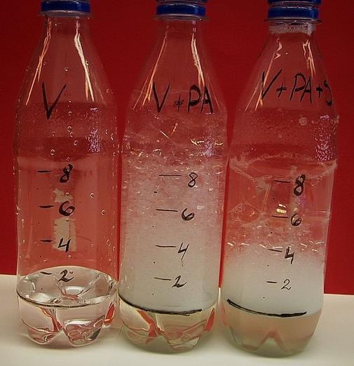 Muista merkata viivojen viereen myös numero. Toimi näin kaikkien pullojen kanssa (kuva 1). 3. Sitten merkitse pulloihin vesi, vesi + pesuaine ja vesi + tiskiaine + suola (kuva 2). 4.