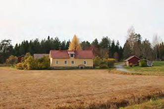 Julkisivumuutoksia kokenut päärakennus on vuodelta 1937 ja kaksi muuta rakennusta mahdollisesti saman ikäisiä.