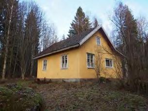 Pihan puolelle umpiterassin yhteyteen on tehty laajennus, mutta muilta osin rakennus on säilynyt vanhassa asussa. Vuorela Ilmakuva lännestä 6.6.2012. Blom Kartta Oy.