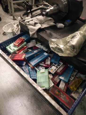 sissa, jotka sijaitsevat varastoautomaattien vieressä