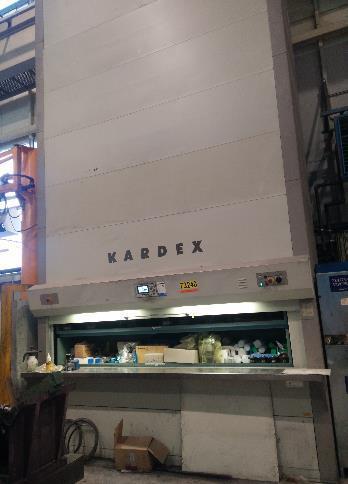 23 Syvyys 610 1.270 mm Kuormitus enintään 560 kg. 4.2.2 Kardex Megamat Lohkokoneistuksen käytössä on