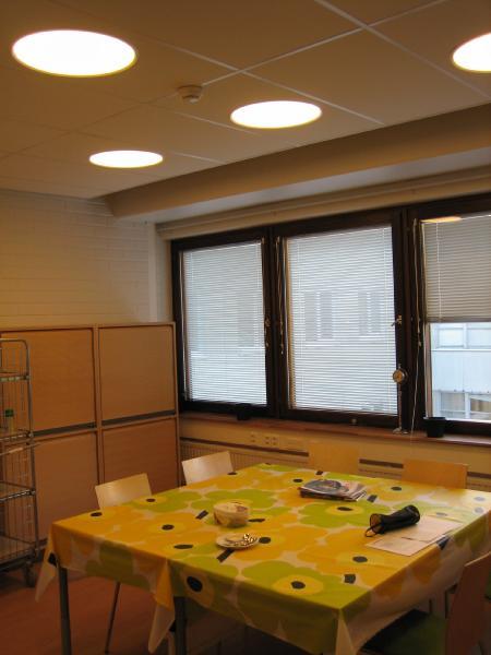 28 (43) 5.2.1 Taukohuone Kuva 5.1 Taukohuoneen valaistus Taukohuoneen katossa on 6 kappaletta Fagerhultin valaisimia.