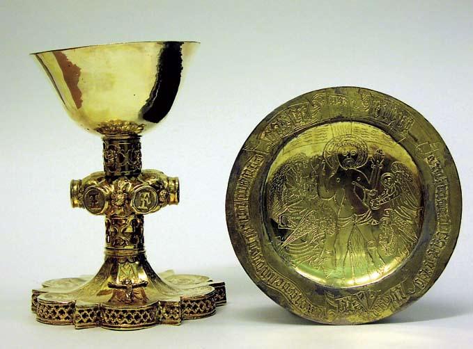 Hollolan kirkon keskiaikainen kalkki ja pateeni 1400-luvulta, kullattua hopeaa.