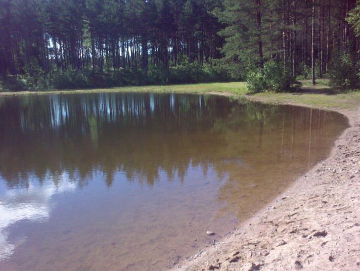 Näistä lammista pienemmän rannalla on Märynummen uimaranta. Lampien lounaispuolella on Märynummen taajama-alueen omakotitaloasutusta. Lähimmät talot ovat noin 180 metrin päässä.