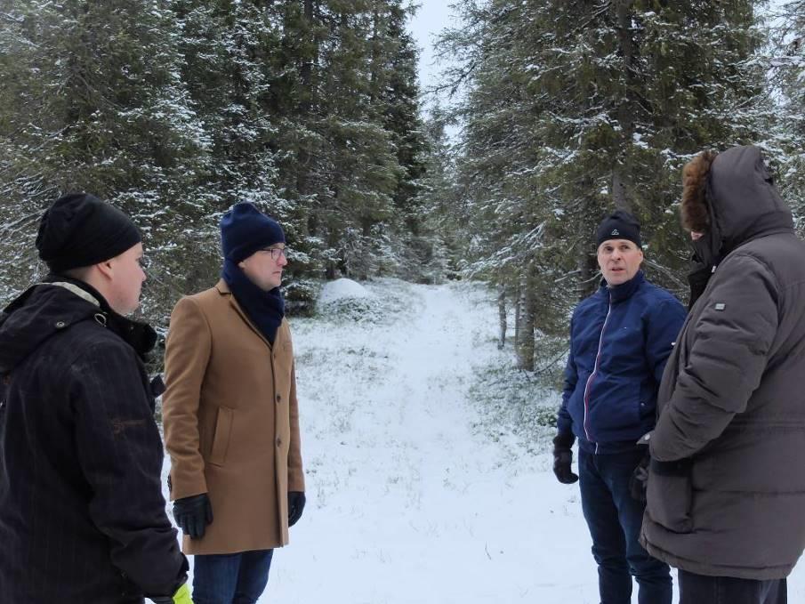 Kuva 14 Maanomistajia ja kaupungin edustaja maastokatselmuksella 30.11.2018 4.3.4. Viranomaisyhteistyö Alueella ei ole valtakunnallisesti tai maakunnallisesti merkittäviä kohteita tai alueita, joten neuvotteluja ei tarvitse pitää 4.