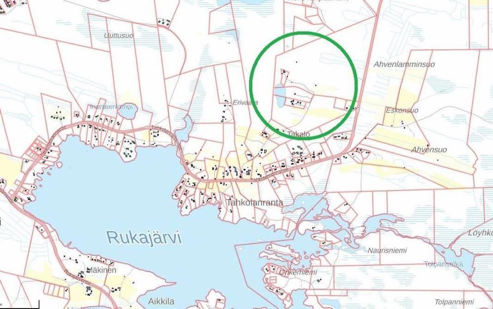 Rukajärven ympärillä alueen eteläpuolella on paljon pysyvää asutusta, teollisuusrakennuksia, loma-asutusta ja matkailurakennuksia.