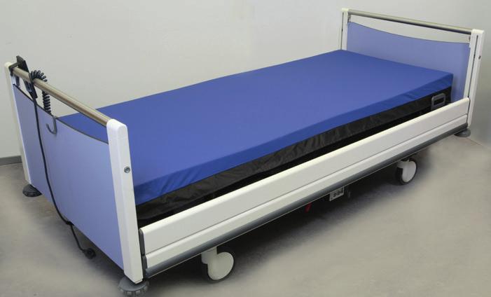 Vid evakuering dras remmarna fram och spänns fast runt patienten. Efter detta kan patienten transporteras med dragremmarna i änden av madrassen (bild 6).