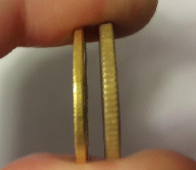 KULTAKOLIKKOVÄÄRENNÖSTEN TUNNISTAMINEN MUIDEN METALLIEN VÄÄRENNÖKSET Tarkasta vähintään paino ja mitat. Kullan ominaispaino on muita metalleja selvästi korkeampi.