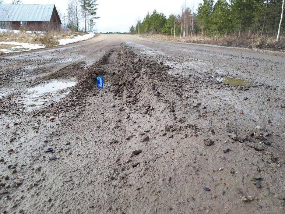 25 Jäälinssien sulaessa nopeasti keväällä tien rakenteista mahdolliset routivat kerrokset menettävät kantavuutensa niin, ettei tie kanna enää raskasta liikennettä.