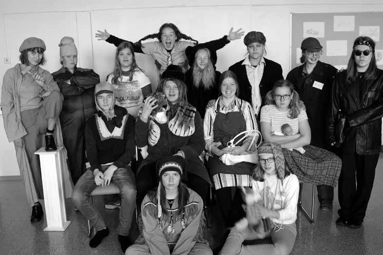 Ohjelmalautakunta koostui 15 hauskasta persoonasta. Pyhäinpäivänä järjestimme musiikkia, muisteloita ja runoja. Ystävänpäivänä kynttilärinki, sydämet, joihin ystävät kirjoittivat tervehdyksiä.