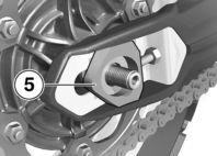 8 100 Huolto z Varmista, että akseli sopii säätölevyn koloon. Aseta nopeustunnistin reikään ja kiinnitä ruuvi 1. tamista BMW Motorrad etupyörän huoltopukille aputelineen varaan.