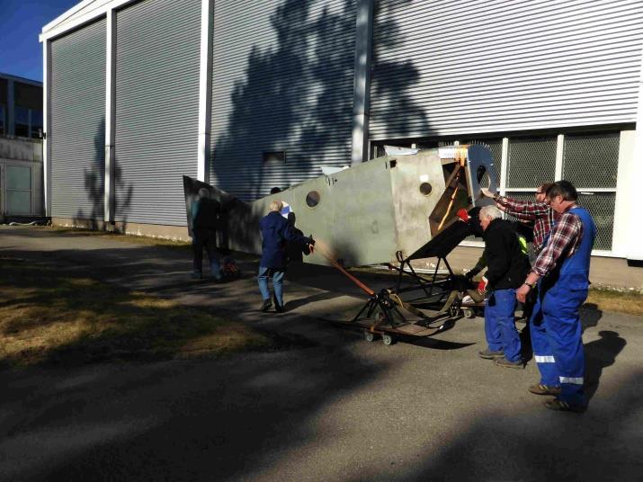 Leikattiin alumiinilevystä sivupeltien aihiot ja ne muokattiin sitten lopulliseen muotoonsa.