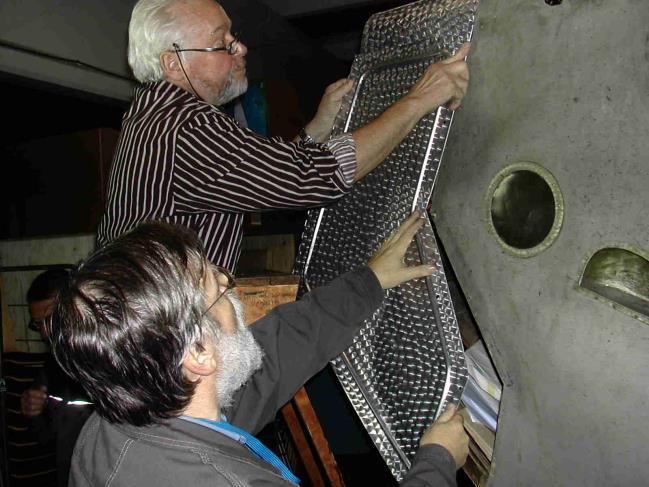 Avattavat sivupellit kiinnitettiin etureunoistaan pianosaranalla moottoripukkiin. Muilta osin sivupeltien lukitus toimii tappilukituksella fokker-neuloin.