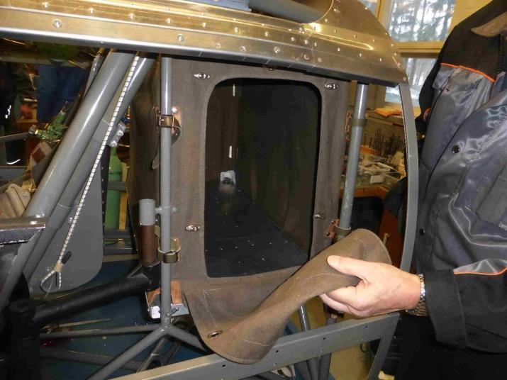 VL Vihuri II (VH-25) ohjaamokokonaisuuden rakentaminen Takaohjaamon taakse ohjaamon putkikehikkoon nahkaremmeillä kiinnitettävä kankainen