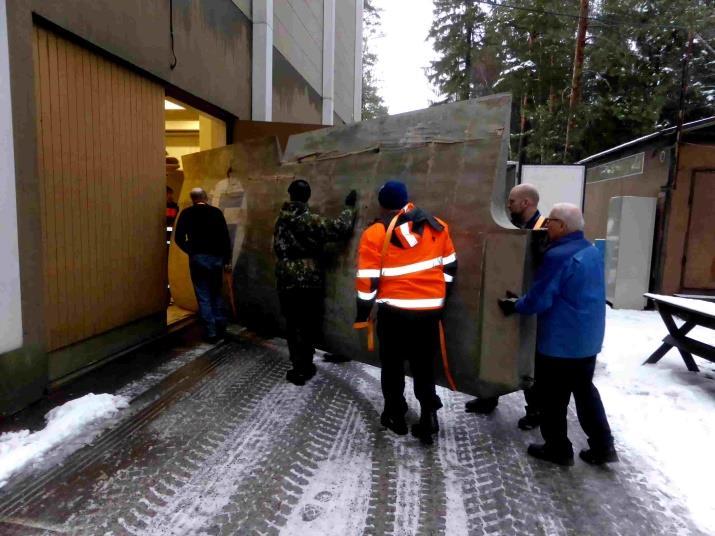 Kyljet verhoillaan alaosastaan alumiinilevyllä, mutta yläosastaan läpinäkyvällä pleksillä.