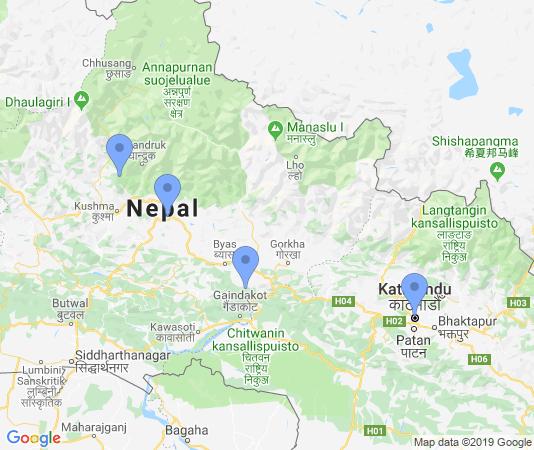 vaellusluvat Annapurnan luonnonsuojelualueelle palvelupalkkiot ja kantajamaksut hotelleissa sekä vaelluksella lento- ja turistiverot sekä muut