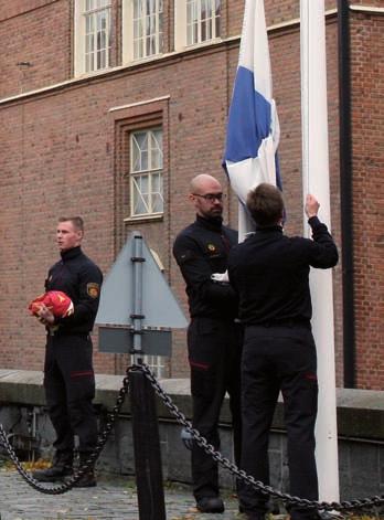 Niissä kerrottiin pelastuslaitoksen historiasta, mutta mielenkiintoa yleisössä herättivät myös henkilöstön kertomat tarinat omasta työstään.