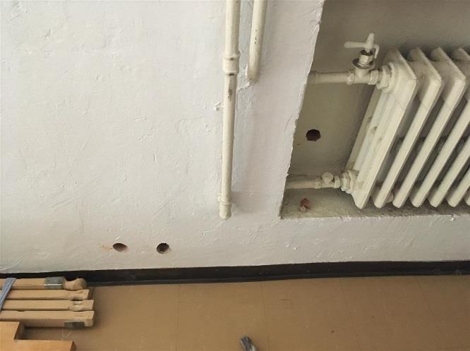 Rakennuksen toisen ja kolmannen kerroksen väliset välipohjarakenteet ovat betonirakenteisia ylälaattapalkistoja.
