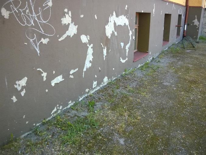 Havainnot Kiinteistöä ympäröivät alueet ovat pääosin nurmipintaisia ja ovat vasten rakennuksen sokkelirakennetta.