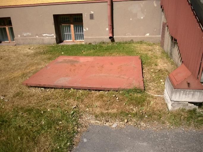 Kattosadevedet on ohjattu räystäskourujen ja sadevesisyöksyjen kautta rakennuksen vierustalle, takapihan puolella sadevedet kulkeutuvat rakennuksen vierustalla sijaitseviin sadevesikaivoihin.