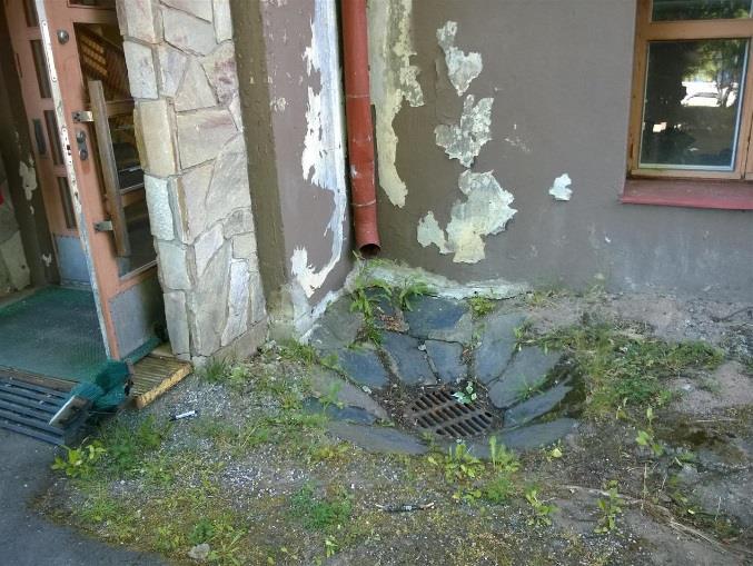 Kuva 5: Etupihan puolella kattosadevedet ohjautuvat rakennuksen vierustoille. Kuva 6: Takapihan puolella kattosadevedet kulkeutuvat sadevesikaivoihin.