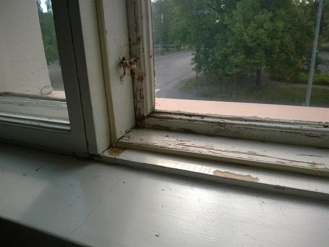 Ikkunoiden vesipellitysten kallistukset ovat pääosin puutteelliset ja ne ovat lähes vaakatasossa, jolloin sadevedet voivat kulkeutua seinärakenteisiin.