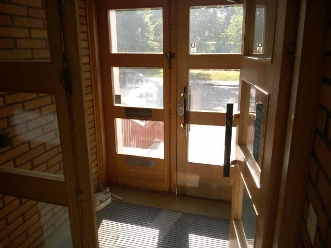 Kattoläpivientien pellityksien liitoskohdat ovat paikoin huonokuntoiset. 3.2.