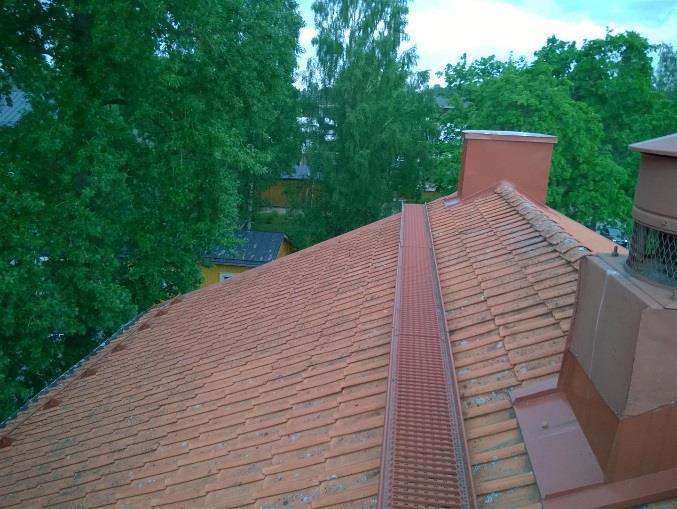 kosteusrasituksen aiheuttamaa maalipinnoitteen irtoamista ja betonipinnan rapautumista.