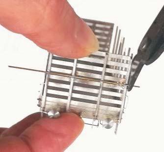 91 Päädyn otetanko Vain jarruvivun puoleisessa päädyssä on pitkä päädyn mittainen otetanko. Päätypylväissä on pienet kolot otetangolle. Juota 0,5mm pyöreä metallilanka koloihin.