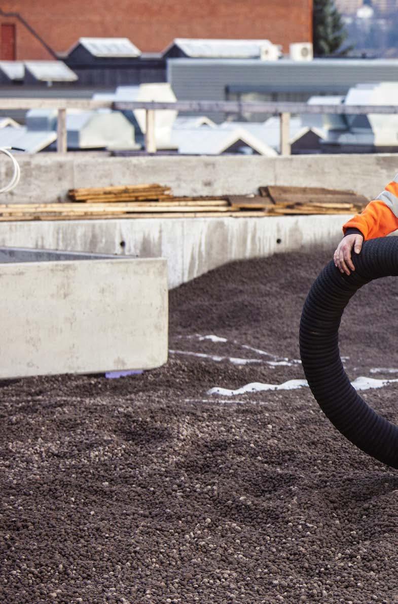 LECA VIHERKATOISSA Leca sora on perinteinen ratkaisu loivien kattojen lämmöneristeeksi. Se on helposti asennettava, varmatoiminen ja kantava ratkaisu erilaisille viherkatoille.