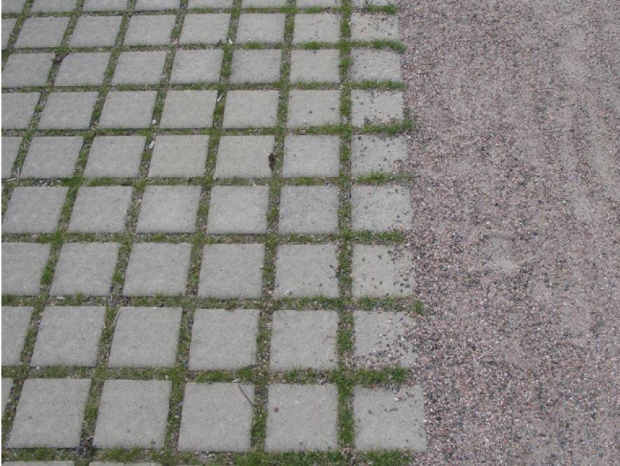 Kulkuväylät Tonttiliittymät kadulle tulee rakentaa kapeina. YLEISET VIHERALUEET Pintamateriaalit Pihoilla suositellaan käytettäväksi mahdollisimman paljon vettä läpäiseviä pintamateriaaleja.