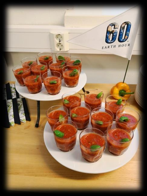 Jaa smoothie laseihin ja tarjoile jälkiruokana Finaalin toinen menu: Gazpacho, kylmä tomaattikeitto Nachovuoka Suklaa-chilipirtelö