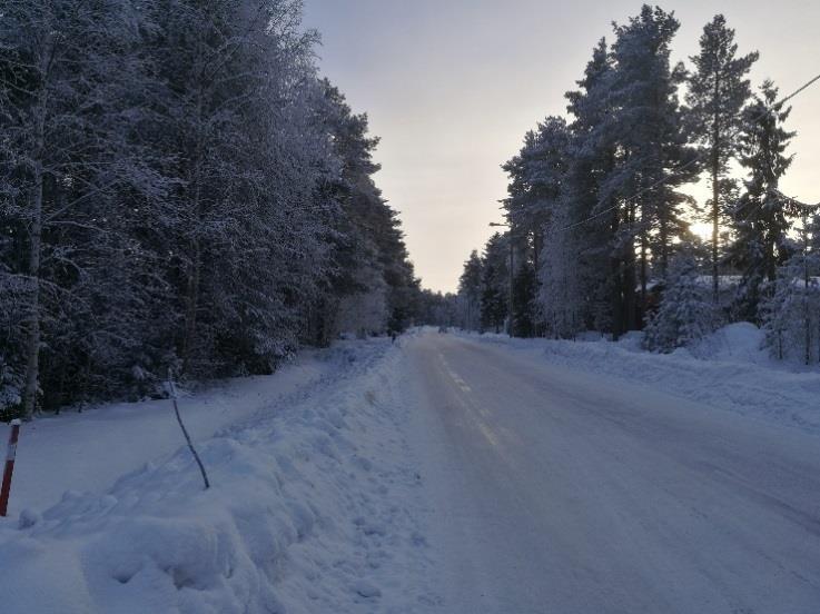 Kuntakeskustan läpi kulkeva Kirkkotie jatkuu kunnanviraston kohdalta kohti Alarantaa Jokisuuntienä. Tieosuus on keskustan alueen keskeisin väylä.