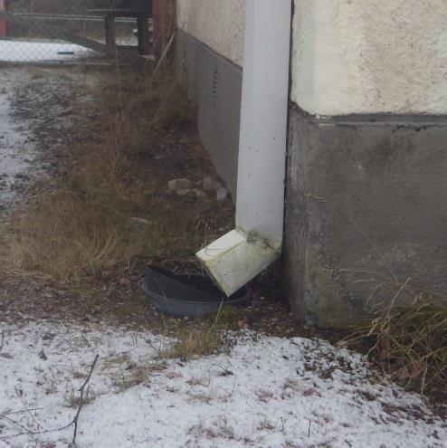 Rakennuksen vierustoilla ei ole