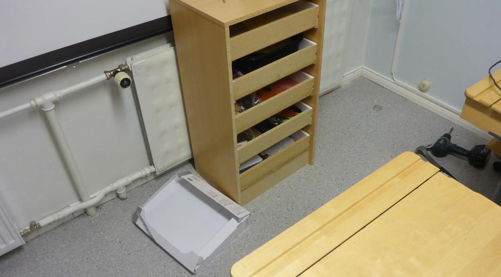Reiästä ei havaittu poikkeavaa hajua. Merkkiainekaasua syötettiin virtausnopeudella 8 l/min noin 6 min ajan. Kuvaan on merkitty punaisella katkoviivalla vuotokohdat.