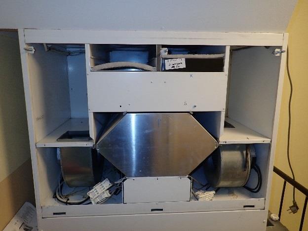 +200 l/s, -200 l/s (koneen käyttö- ja huolto-ohjeen mukaan) Tulo- ja poistoilmanvaihtokone (ei tyyppikilpeä) sijaitsee 2.