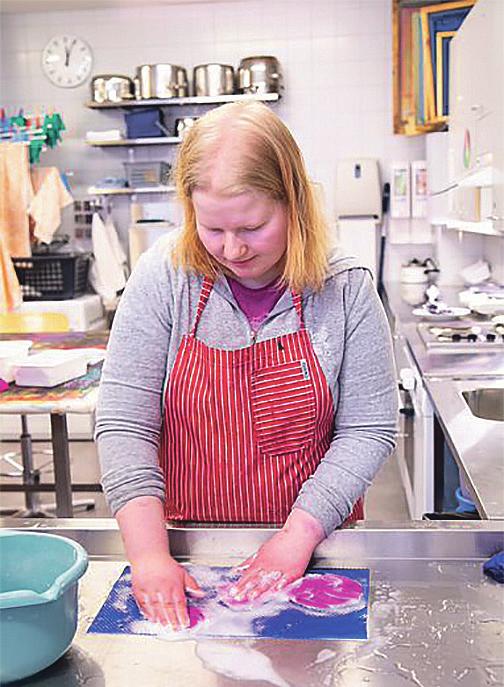 isoppilaitos nutta opiskelua! Opiskelija Noora Jäppinen huovutustyössä Hän on esimerkiksi kutonut mummolleen tilaustyönä tyylikkään maton. Mummo oli tuloksesta ilahtunut ja matto on käytössä.