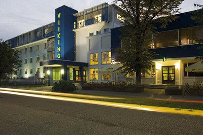 Spa-hotel Viiking ***- Kylpylähotelli sijaitsee Pärnu-joen rannalla. Matkaa Pärnun keskustaan n. 700 m ja rannalle n. 500 m.