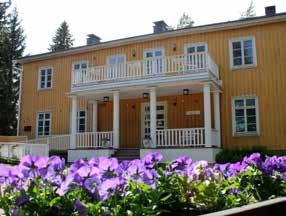 2 AHOLA Tuusulanjärven taiteilijayhteisö sai alkunsa, kun kirjailija Juhani Aho ja taidemaalari Venny Soldan-Brofeldt muuttivat Aholaksi nimeämäänsä huvilaan vuonna 1897.