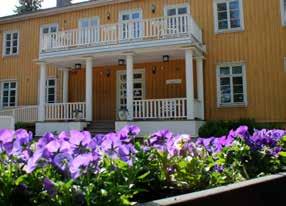 Liput: 7 / 6 / 4, lapset alle 16 v 0. Yhteislippu Järvenpään taidemuseolle: 9 / 7, lapset ja opiskelijat 5. Sibeliuksenväylä 57, Järvenpää h5 040 315 2213 ahola@jarvenpaa.