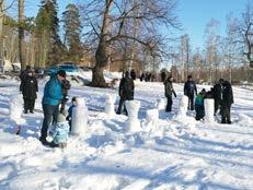 Näppärällä tekniikalla jokainen pääsi rakentamaan lumiveistoksia ja ne olivatkin todella upeita.